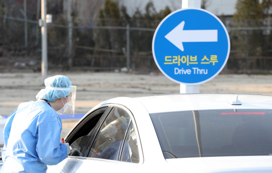7일 오후 용산구 순천향대병원 드라이브 스루 선별진료소에서 의료진이 차량을 안내하고 있다. 연합뉴스
